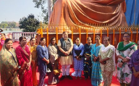 प्रत्युषा फाउंडेशन की अनोखी पहल: स्वामी विवेकानंद जयंती पूर्व बूढ़ातालाब में प्रतिमा एवं परिसर की सफाई