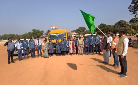 युवा संसद प्रतियोगिता के लिए जिले के दल को जिला पंचायत उपाध्यक्ष ने हरि झंडी दिखाकर किया रवाना