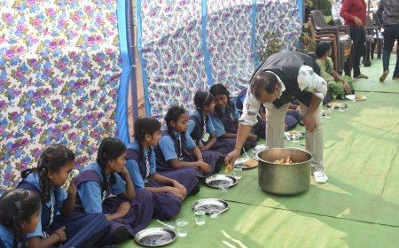 जनसंपर्क अधिकारी चंद्रेश ठाकुर ने जन्मदिवस पर विद्यार्थियों संग मनाया सेवा और संस्कार का उत्सव, दिया न्योता भोज