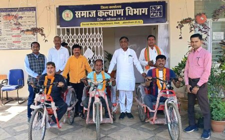 कबीरधाम में तीन दिव्यांगजनों को मिली नई राह, बैटरी चलित मोटराइज्ड ट्रायसायकल का वितरण