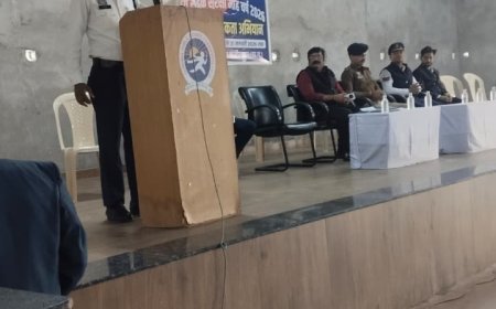 सड़क सुरक्षा माह 2026: कबीरधाम में स्कूली छात्रों को यातायात नियमों की दी गई जानकारी, सुरक्षित सड़क का लिया संकल्प