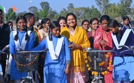 सरस्वती साइकिल योजना से बालिकाओं को मिला शिक्षा का संबल, मंत्री  लक्ष्मी राजवाड़े ने छात्राओं को साइकिलें वितरित कीं
