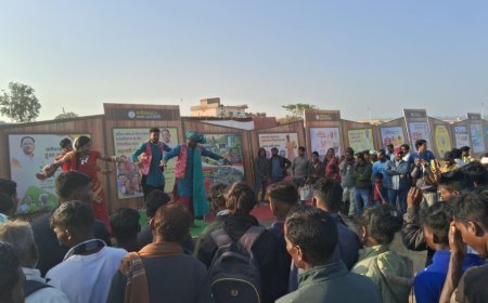 तातापानी महोत्सव में जनसंपर्क विभाग की छायाचित्र प्रदर्शनी बनी आकर्षण का केंद्र, कला जत्था के माध्यम से जन-जन तक पहुँचा जनकल्याणकारी योजनाओं का संदेश