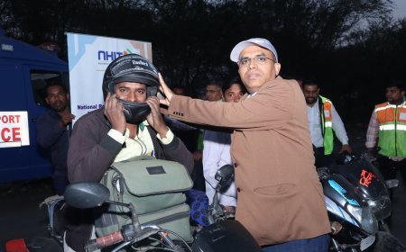 राष्ट्रीय सड़क सुरक्षा माह : रायपुर-बिलासपुर हाईवे पर चला जागरूकता अभियान, वाहन चालकों को बांटे गए हेलमेट