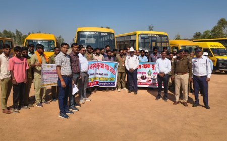 राष्ट्रीय सड़क सुरक्षा माह 2026: महासमुंद में स्कूल बसों का भौतिक निरीक्षण, 8 बसों पर कार्रवाई