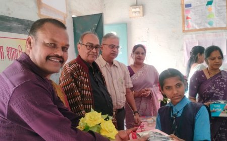 आकृति फाउंडेशन ने जरूरतमंद बच्चों को बांटे जूते–मोजे, खिल उठे नौनिहाल