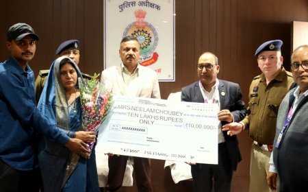 पुलिस सैलरी पैकेज योजना से मिला संबल, कबीरधाम में दिवंगत पुलिस कर्मियों के परिजनों को 10–10 लाख की सहायता