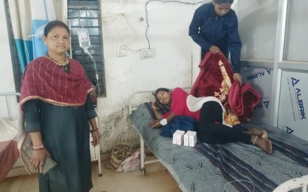 मलेरिया पीड़ित महिला का उपचार करा कर महिला प्रधान आरक्षक ने दिया मानवता का परिचय