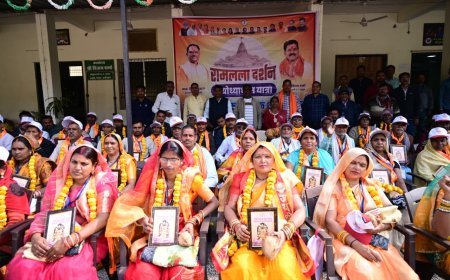 अयोध्या से दर्शन कर लौटे तीर्थ यात्रियों का कवर्धा में उपमुख्यमंत्री कार्यालय में भव्य स्वागत