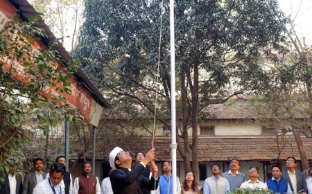 रायपुर: जनसम्पर्क संचालनालय में आयुक्त डॉ. रवि मित्तल ने फहराया तिरंगा, संविधान के मूल्यों को निभाने का किया आह्वान