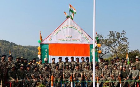 बीजापुर: नक्सलियों के 'किले' पर लहराया तिरंगा! कर्रेगुट्टा की पहाड़ियों पर आजादी के बाद पहली बार हुआ ध्वजारोहण