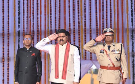 अम्बिकापुर में उपमुख्यमंत्री विजय शर्मा ने फहराया तिरंगा, मुख्यमंत्री के संदेश का वाचन कर प्रदेशवासियों को दी बधाई