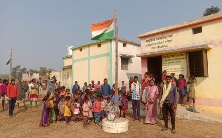 वनांचल क्षेत्र में कबीरधाम पुलिस की पहल: अस्थायी प्राथमिक स्कूल व शिक्षण संस्थानों में फहराया गया तिरंगा