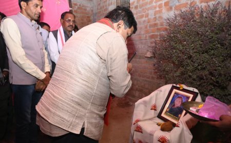 उप मुख्यमंत्री विजय शर्मा ने ग्राम बचेड़ी में शोक संतप्त परिवार से भेंट कर व्यक्त की संवेदनाएं