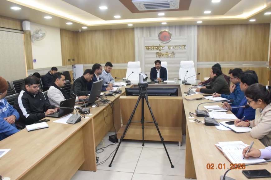 सिंगरौली: कलेक्टर गौरव बैनल की अध्यक्षता में राजस्व अधिकारियों की समीक्षा बैठक, समय-सीमा में प्रकरण निपटाने के निर्देश