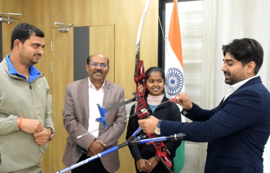 कलेक्टर गौरव बैनल की पहल से तीरंदाज बेटी भव्या जायसवाल को मिला नया संबल, उन्नत खेल उपकरण किए गए प्रदान