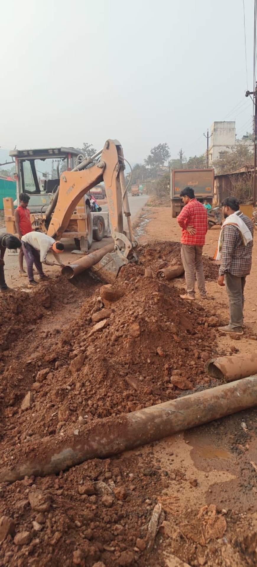 नाली निर्माण कार्य में ठेकेदार आनंद प्रसाद का सराहनीय सहयोग, 50 हजार की लागत का लोहे का पाइप किया उपलब्ध