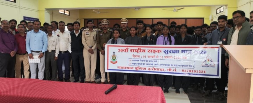एनएमडीसी डीएवी आईटीआई भांसी में राष्ट्रीय सड़क सुरक्षा माह के तहत यातायात पुलिस दंतेवाड़ा का जागरूकता कार्यक्रम आयोजित