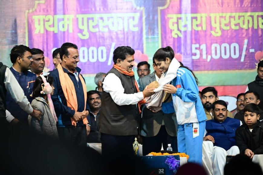 उपमुख्यमंत्री विजय शर्मा ने साउथ एशियन बॉल बैडमिंटन चैंपियनशिप की स्वर्ण विजेता रिया तिवारी को किया सम्मानित