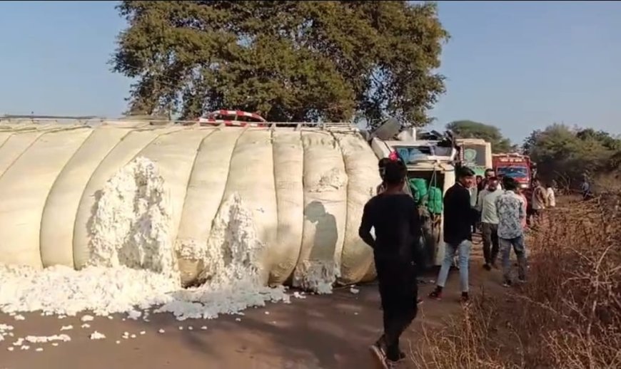 गुण्डरदेही–धमतरी मार्ग पर ट्रैक्टर और माजदा में भीषण टक्कर, रुई से भरा वाहन पलटा