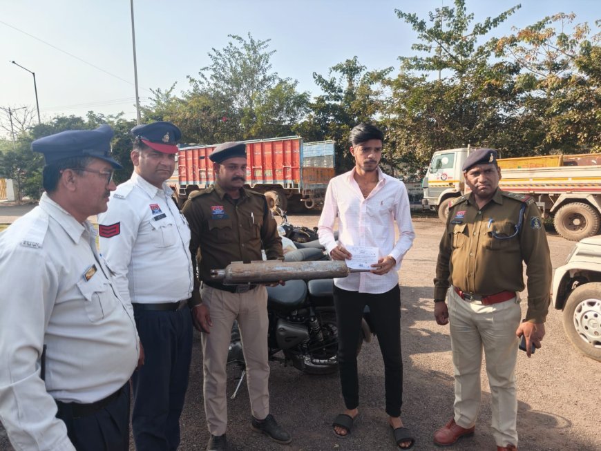 दुर्ग में बिना लाइसेंस वाहन चला रहे 15 नाबालिगों पर यातायात पुलिस की सख्त कार्रवाई, स्कूलों से वाहन जप्त