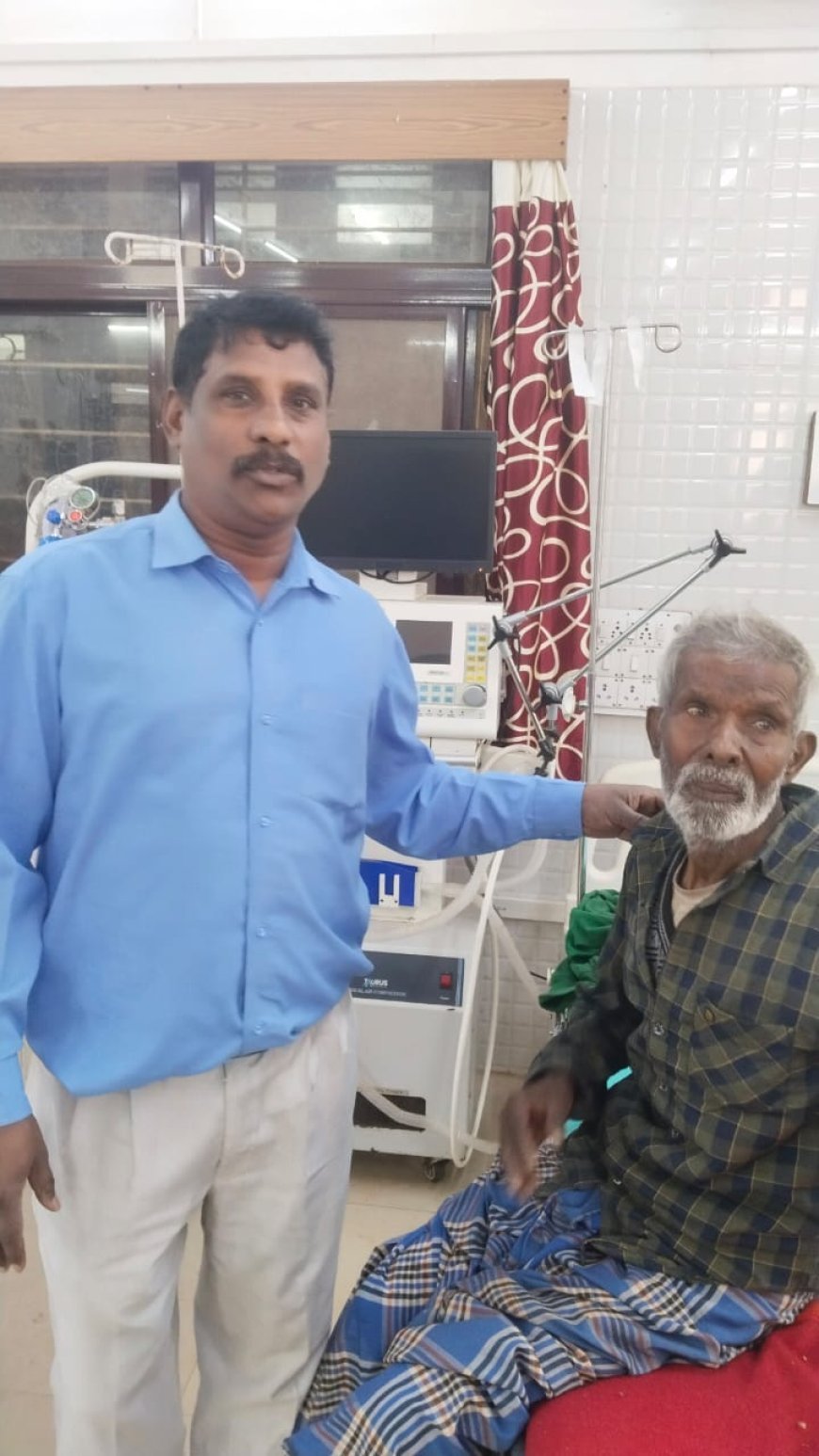 बचेली बाजार में गाय-सांड का आतंक, बुजुर्ग गंभीर रूप से घायल, पूर्व पार्षद फिरोज़ नवाब ने कराया रेस्क्यू