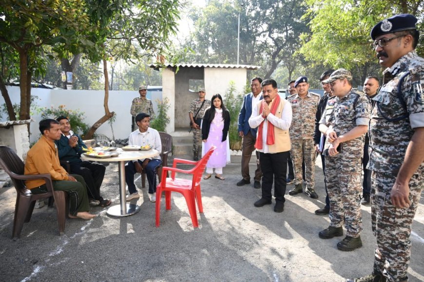 पुनर्वासित युवाओं के साथ उपमुख्यमंत्री विजय शर्मा का आत्मीय संवाद, साथ बैठकर किया नाश्ता