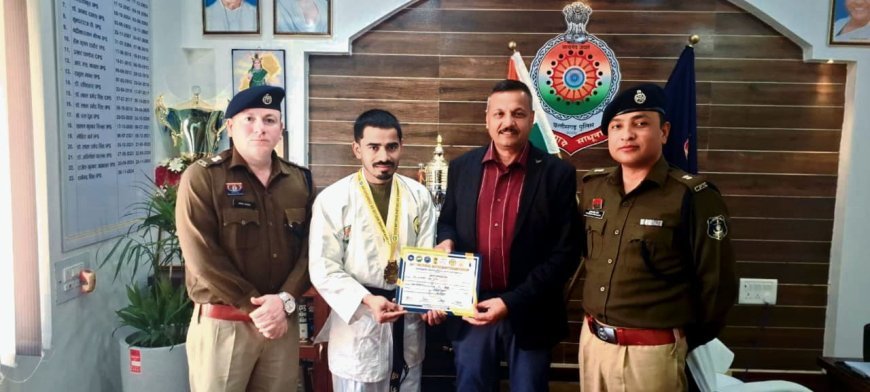 राष्ट्रीय मात्सोगी-डो चैंपियनशिप में स्वर्ण पदक विजेता हिम्मत साहू को पुलिस अधीक्षक ने किया सम्मानित