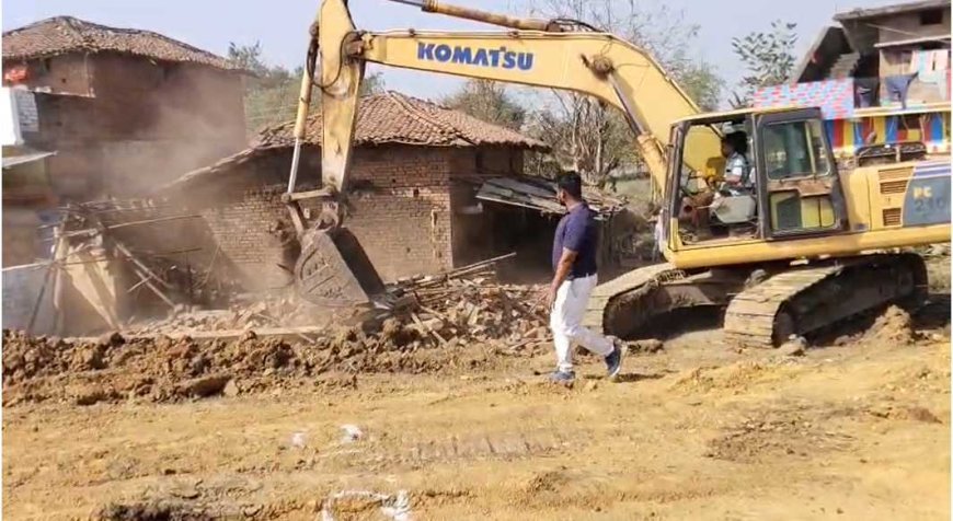 रेलवे लाइन निर्माण में तेजी, मुआवजा मिलने के बावजूद अवैध कब्जा नहीं हटाने पर प्रशासन ने चलाया बुलडोजर