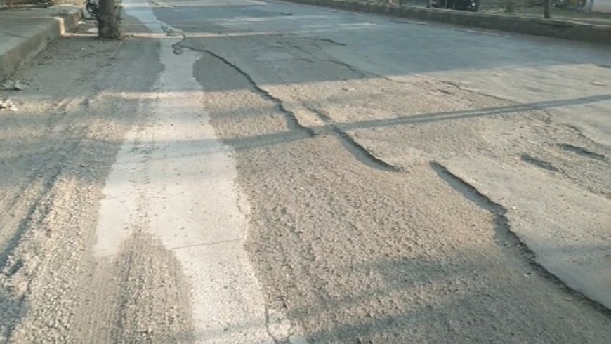 लालबाग स्टेशन रोड जर्जर: गड्ढों और उड़ती धूल से बढ़ा संक्रमण का खतरा, नागरिक परेशान