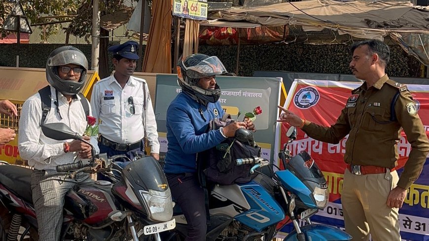 सड़क सुरक्षा माह 2026: सीटबेल्ट व हेलमेट पहनने वाले वाहन चालकों को यातायात पुलिस ने गुलाब व चॉकलेट देकर किया सम्मानित