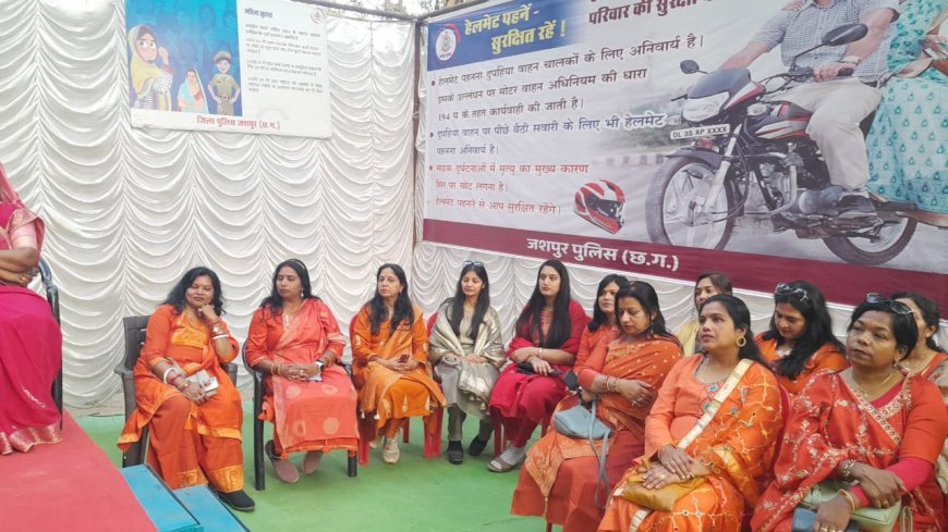 कम्युनिटी पुलिसिंग की मिसाल: सजल ग्रुप महिला समूह ने हेलमेट पहनने वालों को किया सम्मानित, गुलाब देकर दी समझाइश