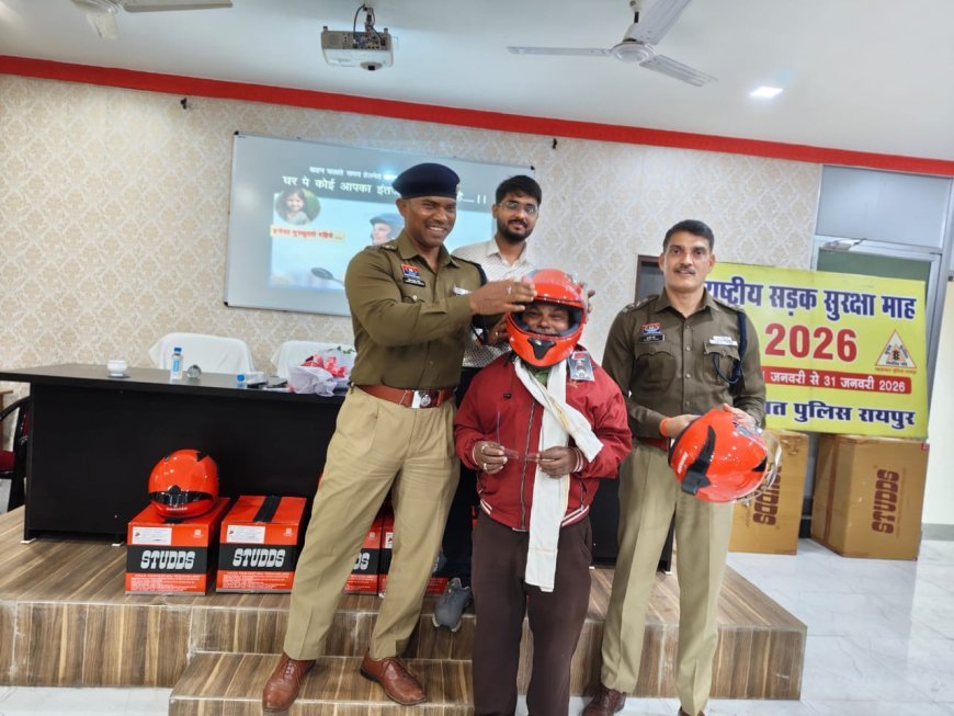 सड़क सुरक्षा माह: रायपुर यातायात पुलिस ने जोमैटो डिलीवरी बॉय को बांटे हेलमेट, निकाली जागरूकता रैली