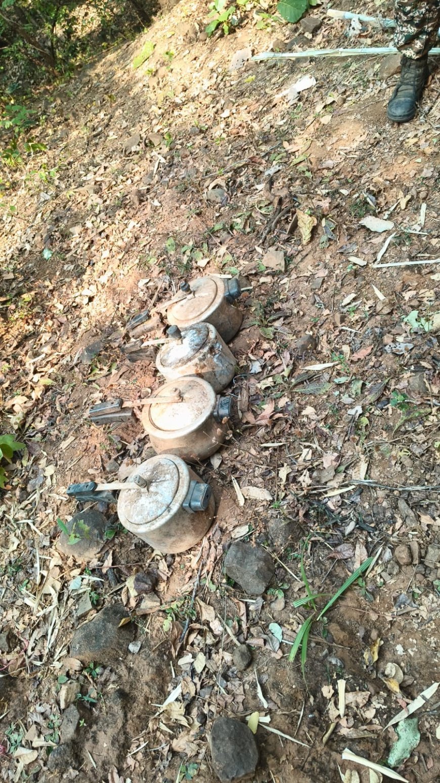 दंतेवाड़ा के कुर्सींगबहार जंगल में माओवादियों का विस्फोटक डंप बरामद, CRPF–पुलिस की संयुक्त बड़ी कार्रवाई