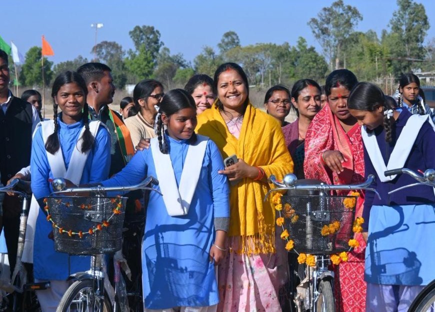 सरस्वती साइकिल योजना से बालिकाओं को मिला शिक्षा का संबल, मंत्री  लक्ष्मी राजवाड़े ने छात्राओं को साइकिलें वितरित कीं