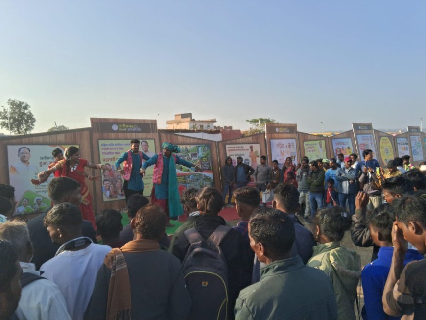 तातापानी महोत्सव में जनसंपर्क विभाग की छायाचित्र प्रदर्शनी बनी आकर्षण का केंद्र, कला जत्था के माध्यम से जन-जन तक पहुँचा जनकल्याणकारी योजनाओं का संदेश