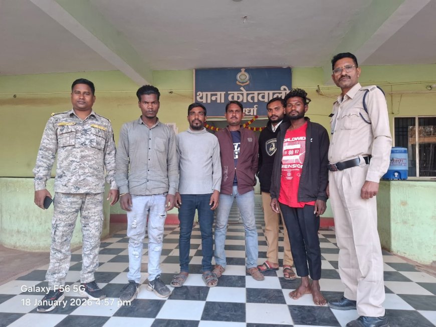 कबीरधाम पुलिस की सख्त कार्रवाई, अवैध शराब बिक्री करते दो आरोपी गिरफ्तार, अटल आवास में सुबह 5 बजे दबिश