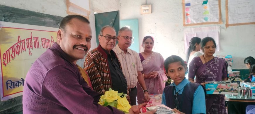 आकृति फाउंडेशन ने जरूरतमंद बच्चों को बांटे जूते–मोजे, खिल उठे नौनिहाल