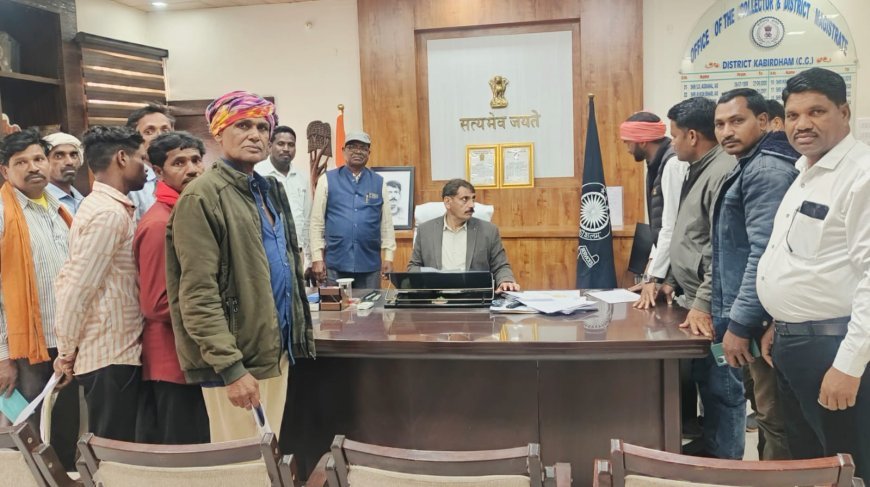 जनता की मूलभूत सुविधाओं की लंबित राशि की मांग को लेकर जनप्रतिनिधियों ने कलेक्टर को सौंपा ज्ञापन