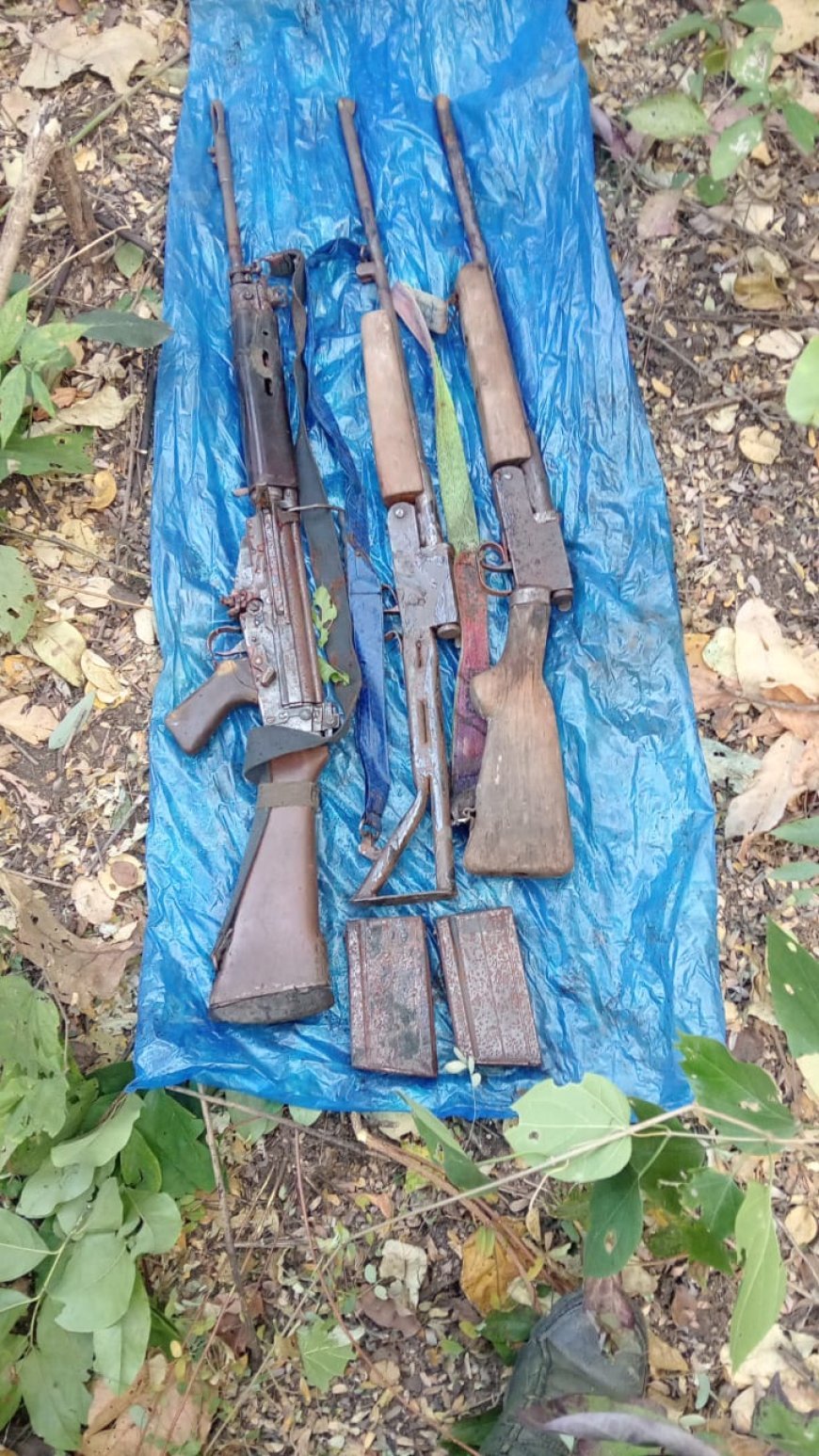 गरियाबंद में 9 नक्सलियों का हथियारों सहित आत्मसमर्पण, धमतरी–गरियाबंद में हथियार डम्प बरामद, रायपुर रेंज पुलिस को बड़ी सफलता