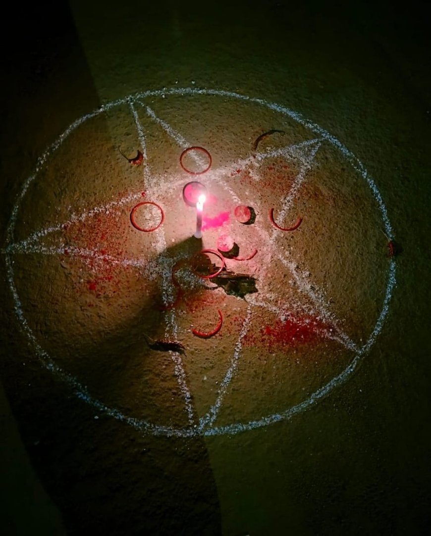 चौराहे पर तांत्रिक क्रिया के चिन्ह मिलने से फैली दहशत, टूटी चूड़ियां, मिर्च, नींबू और काला कपड़ा बना चर्चा का विषय