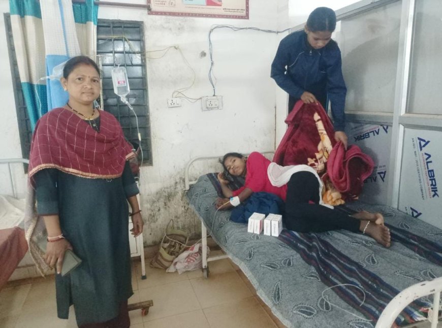 मलेरिया पीड़ित महिला का उपचार करा कर महिला प्रधान आरक्षक ने दिया मानवता का परिचय