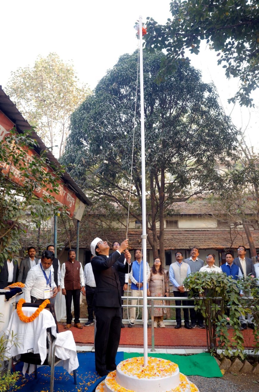 रायपुर: जनसम्पर्क संचालनालय में आयुक्त डॉ. रवि मित्तल ने फहराया तिरंगा, संविधान के मूल्यों को निभाने का किया आह्वान