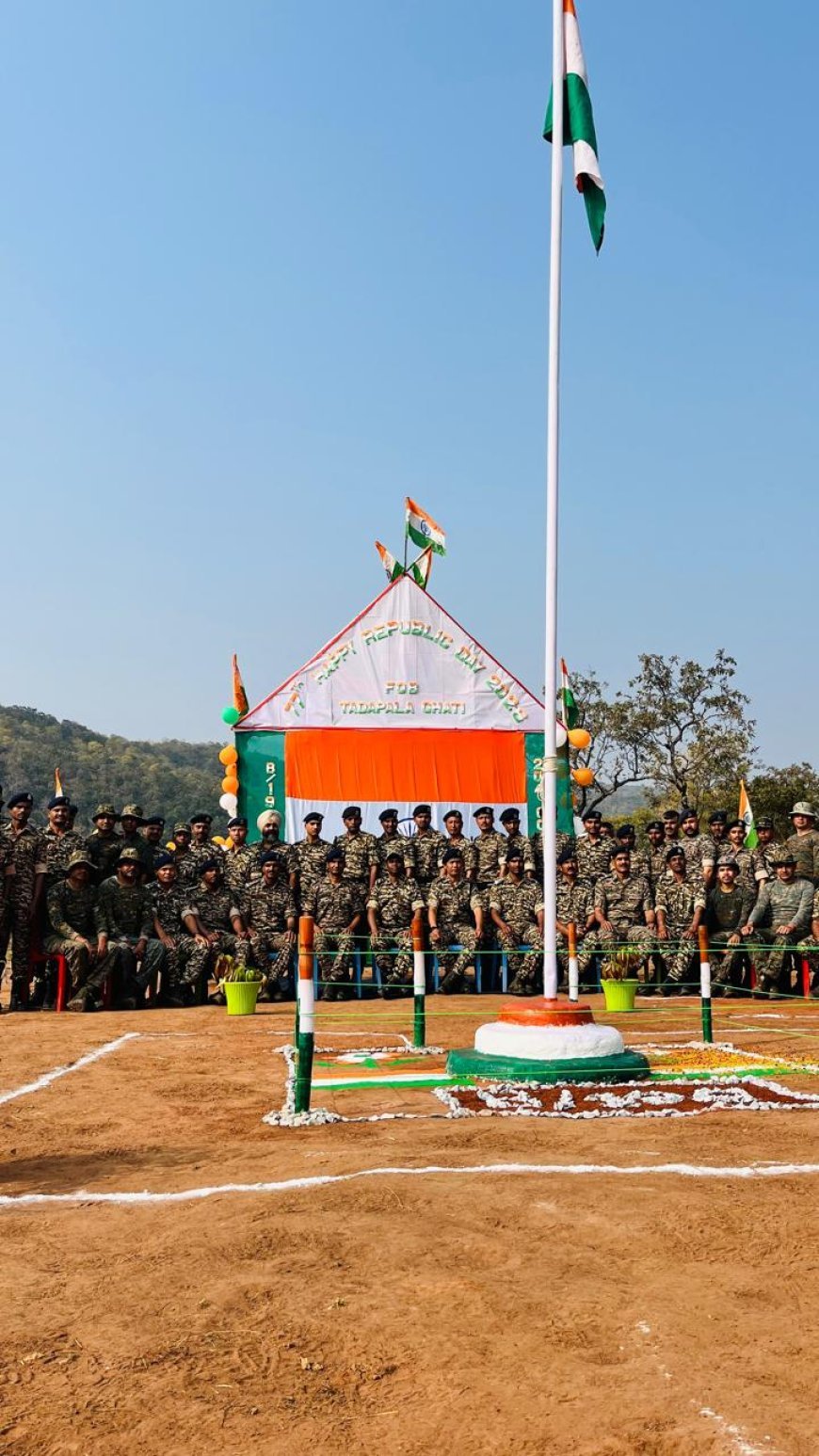 बीजापुर: नक्सलियों के 'किले' पर लहराया तिरंगा! कर्रेगुट्टा की पहाड़ियों पर आजादी के बाद पहली बार हुआ ध्वजारोहण