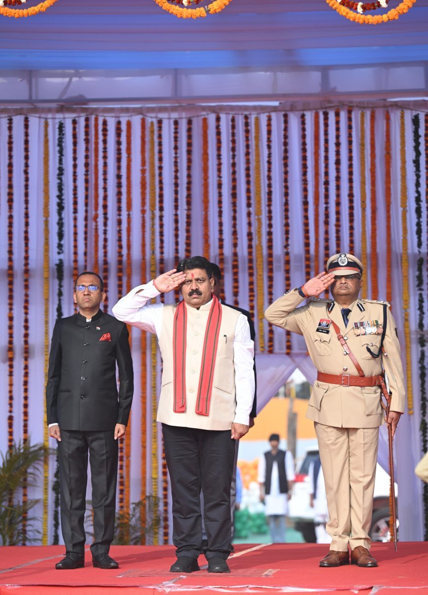 अम्बिकापुर में उपमुख्यमंत्री विजय शर्मा ने फहराया तिरंगा, मुख्यमंत्री के संदेश का वाचन कर प्रदेशवासियों को दी बधाई
