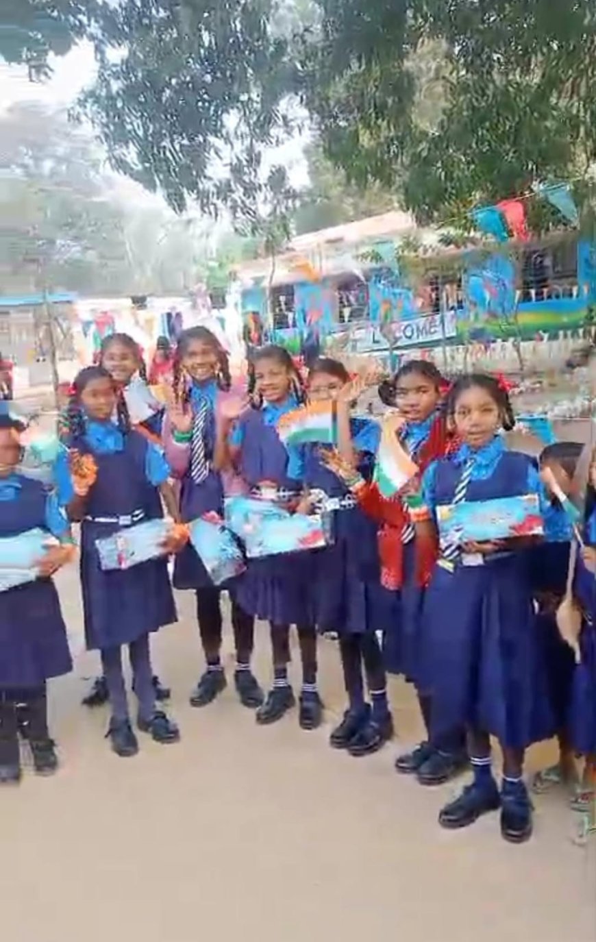 गणतंत्र दिवस की पूर्व संध्या पर गामावाड़ा जामपारा स्कूल के बच्चों को फिरोज़ नवाब ने वितरित किए जूते-मोज़े