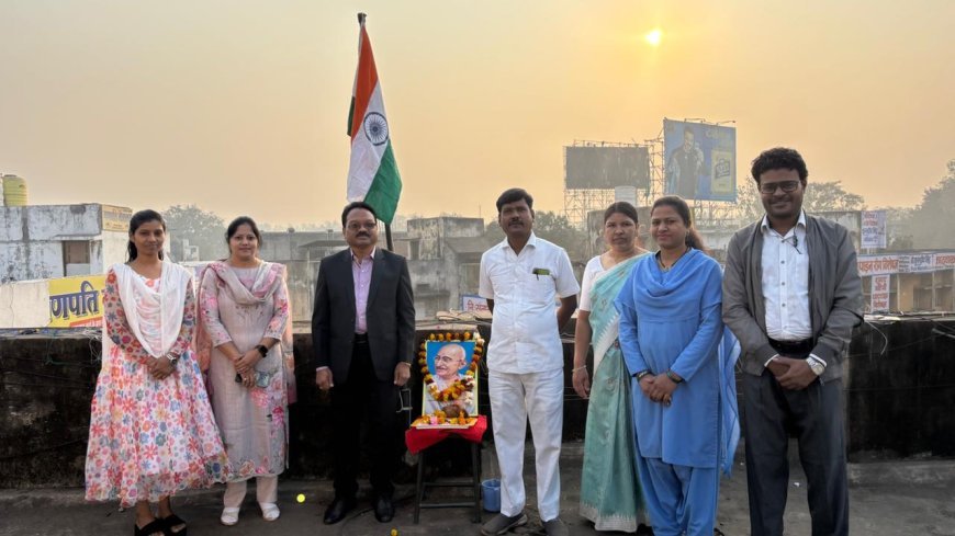 77वें गणतंत्र दिवस पर जिला जनसंपर्क कार्यालय दुर्ग में हुआ ध्वजारोहण, राष्ट्रगान के साथ दी गई तिरंगे को सलामी