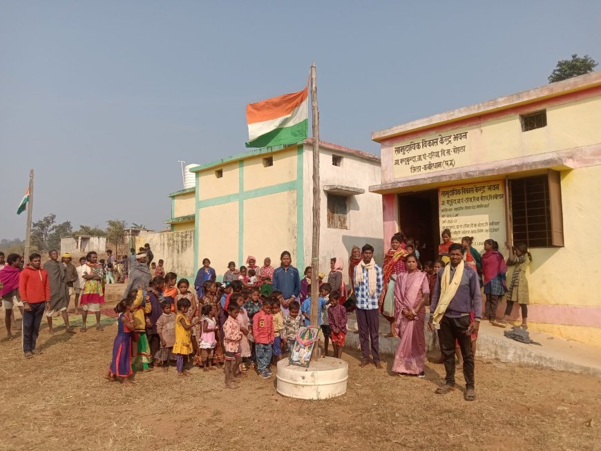 वनांचल क्षेत्र में कबीरधाम पुलिस की पहल: अस्थायी प्राथमिक स्कूल व शिक्षण संस्थानों में फहराया गया तिरंगा