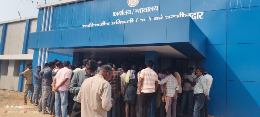 धान खरीदी में अव्यवस्था के विरोध में कांग्रेस का प्रदर्शन, सरायपाली SDM कार्यालय का किया घेराव