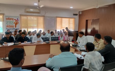 Kawardha News : प्रधानमंत्री आवास में गड़बड़ी पर सख्त कलेक्टर गोपाल वर्मा, अनियमितता पर सीधे एफआईआर के निर्देश